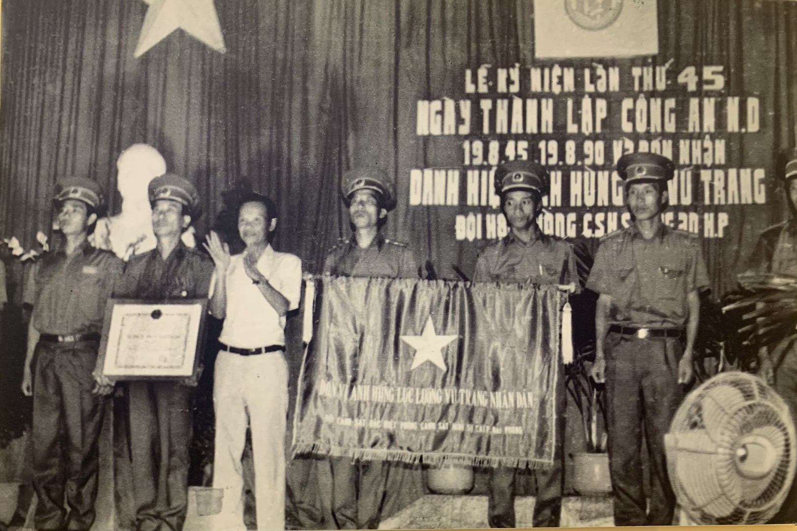 đội H88 đón danh hiệu anh hùng.jpg