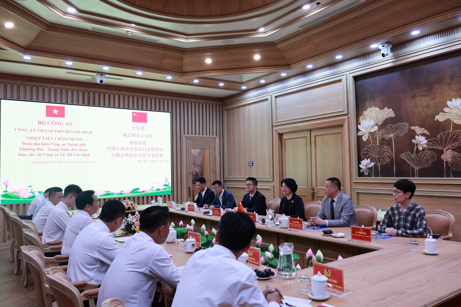 Quang cảnh buổi làm việc.jpg