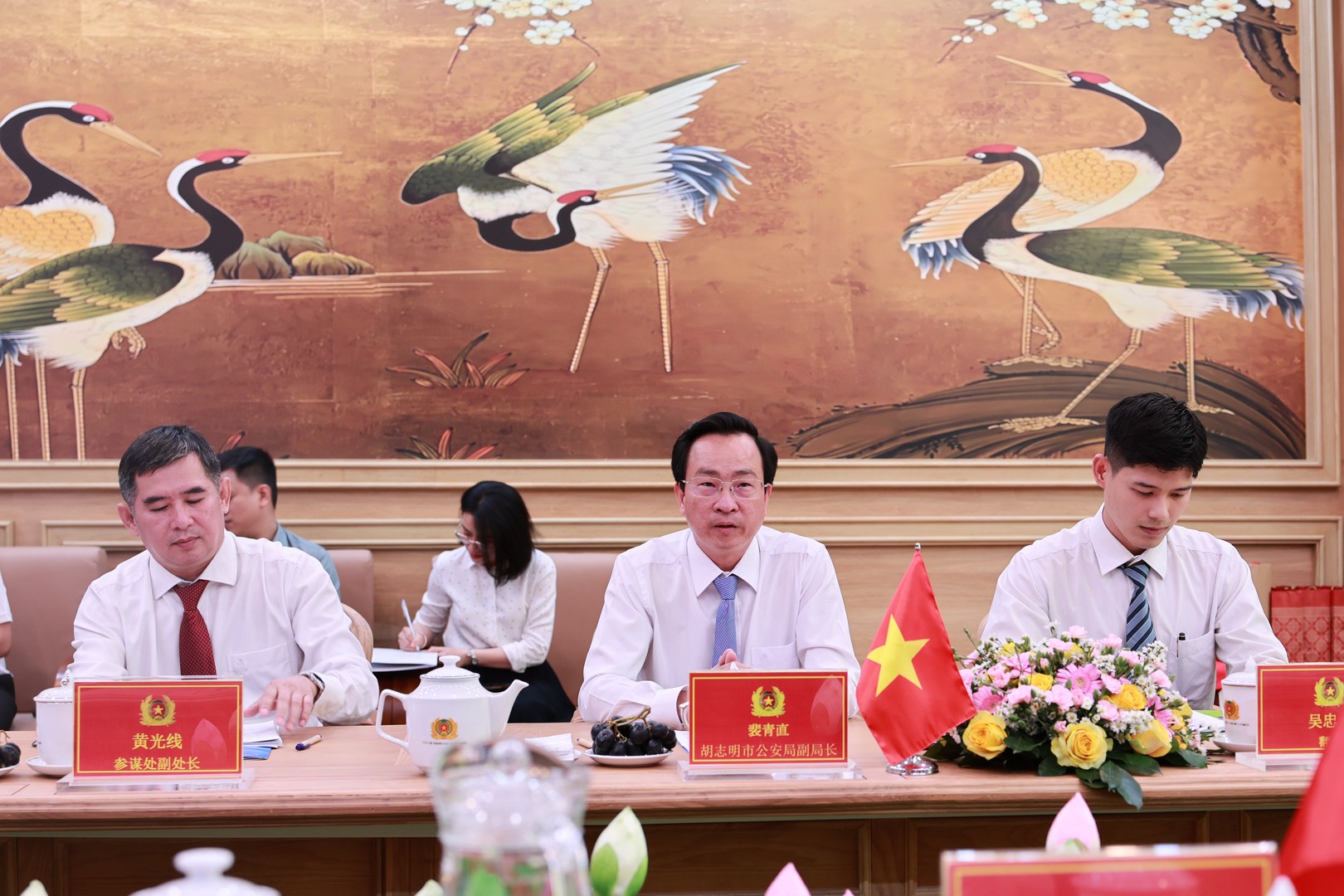 Buổi làm việc chính thức diễn ra vào chiều 13.4 do Đại tá Bùi Thanh Trực, Phó Giám đốc Công an TPHCM chủ trì, với sự tham dự của đại diện lãnh đạo các phòng nghiệp vụ.jpg