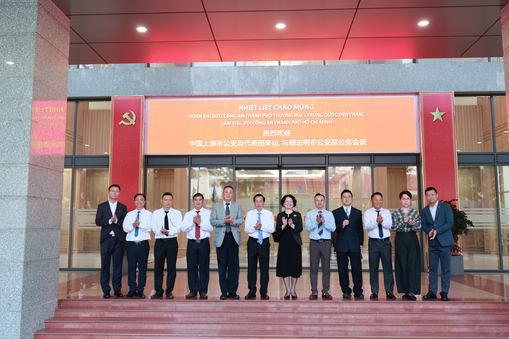 Đoàn công tác Công an TP.Thượng Hải chụp ảnh lưu niệm tại trụ sở Công an TPHCM.jpg