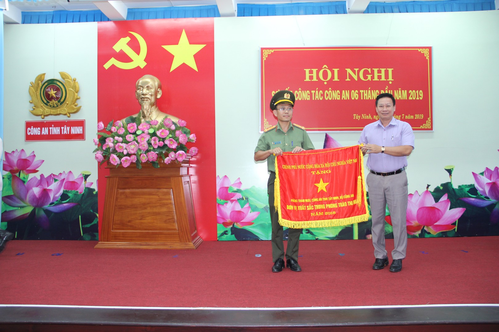 2. Thượng tá Nguyễn Hai Mừng, Trưởng phòng Tham mưu nhận cờ Chính phủ tặng Đơn vị thi đua xuất sắc năm 2018.JPG