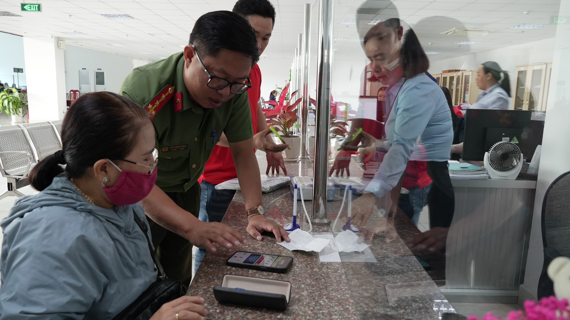 Hướng dẫn người dân thực hiện thủ tục lý lịch tư pháp trên ừng dụng VNeID. Ảnh Trọng Tín.JPG