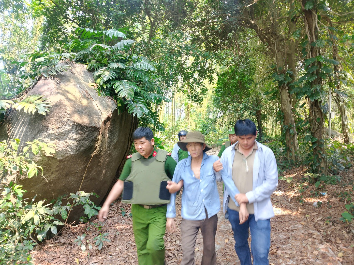 khống chế vây bắt đối tượng.jpg