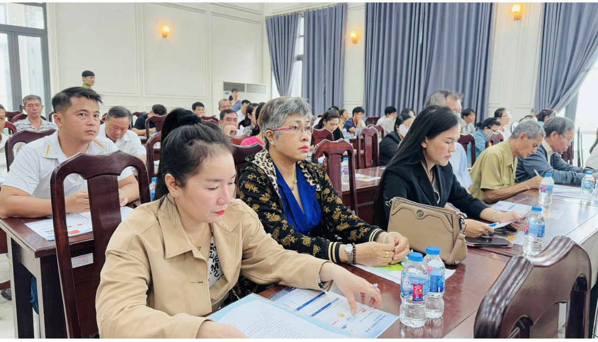 Ảnh. Chủ các cơ sở sản xuất kinh doanh dự buổi tuyên truyền.jpg