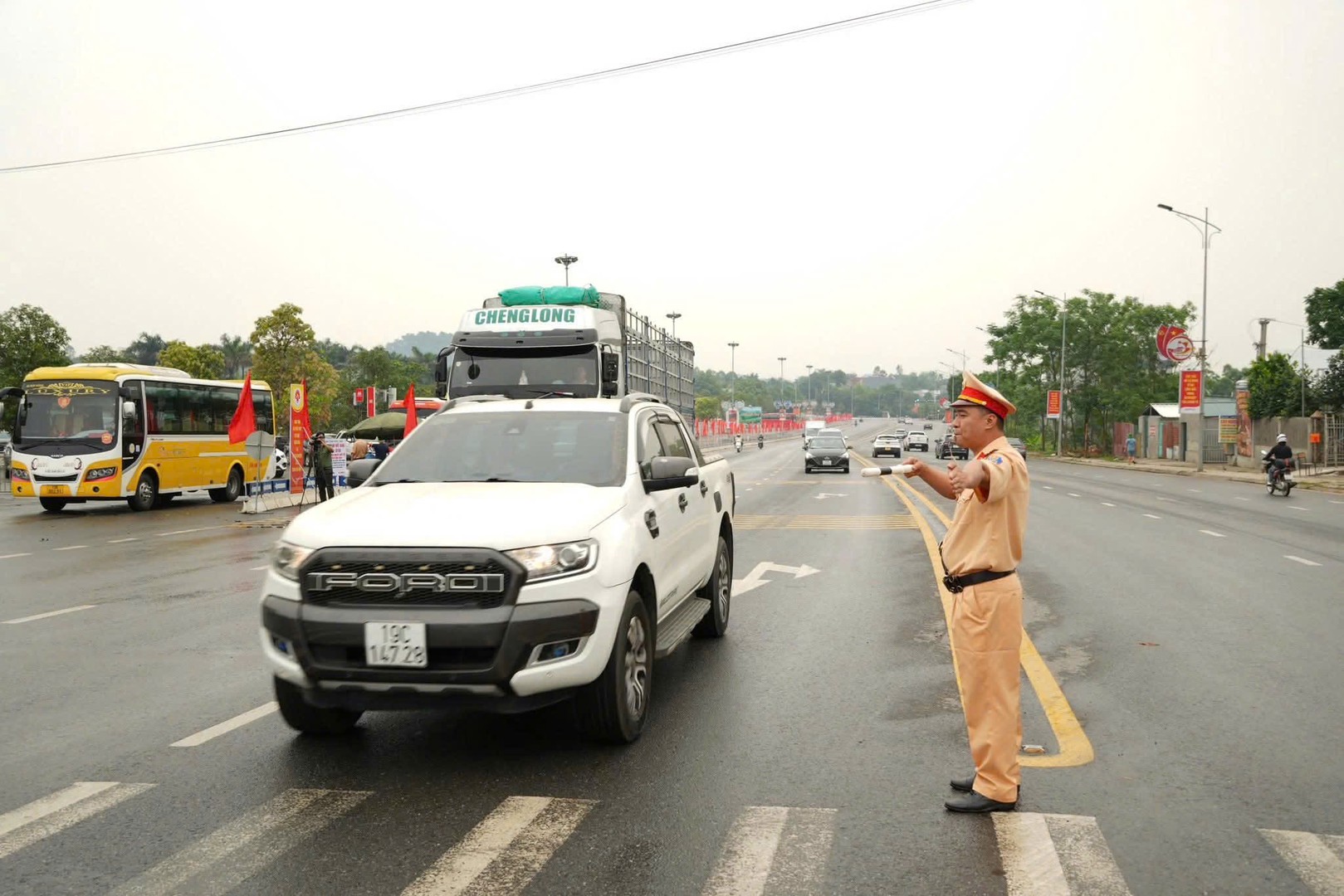 Lực lượng Cảnh sát giao thông làm nhiệm vụ phân luồng, điều tiết xe tại khu vực lễ hội.jpg