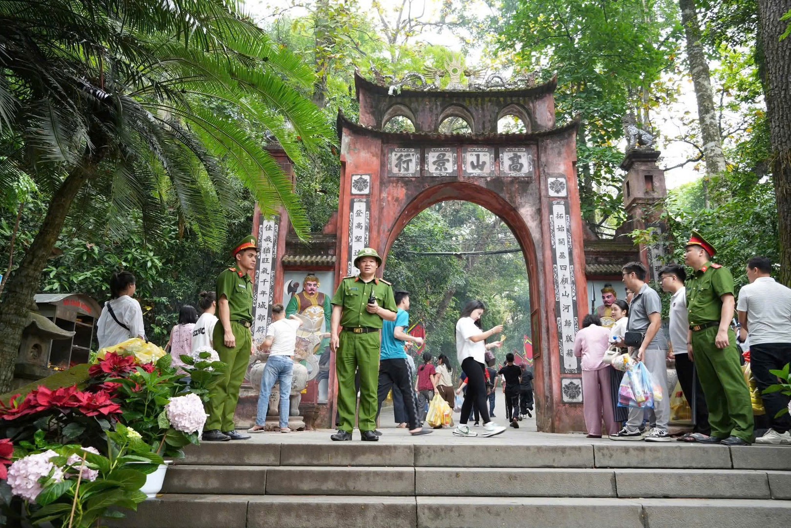 Lực lượng Công an đảm bảo an ninh tại lễ hội.jpg