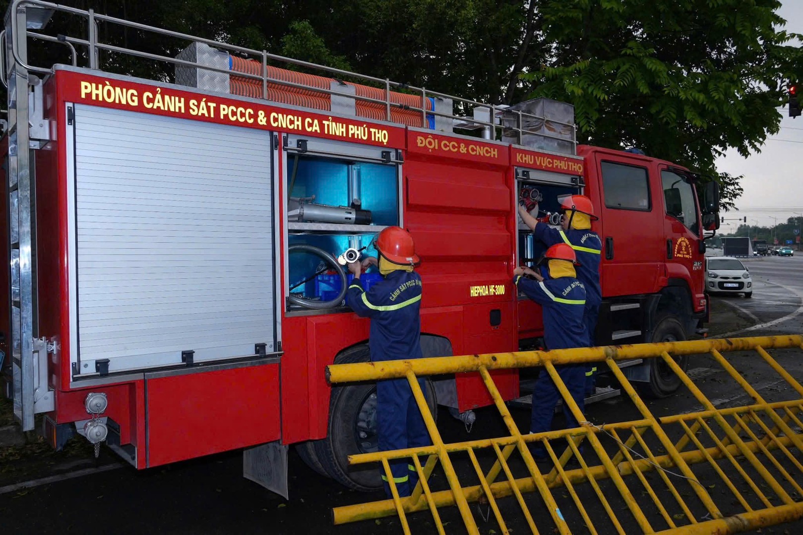 Lực lượng Cảnh sát PCCC sẵn sàng công cụ, phương tiện nhằm kịp thời xử lý các tình huống phát sinh.jpg