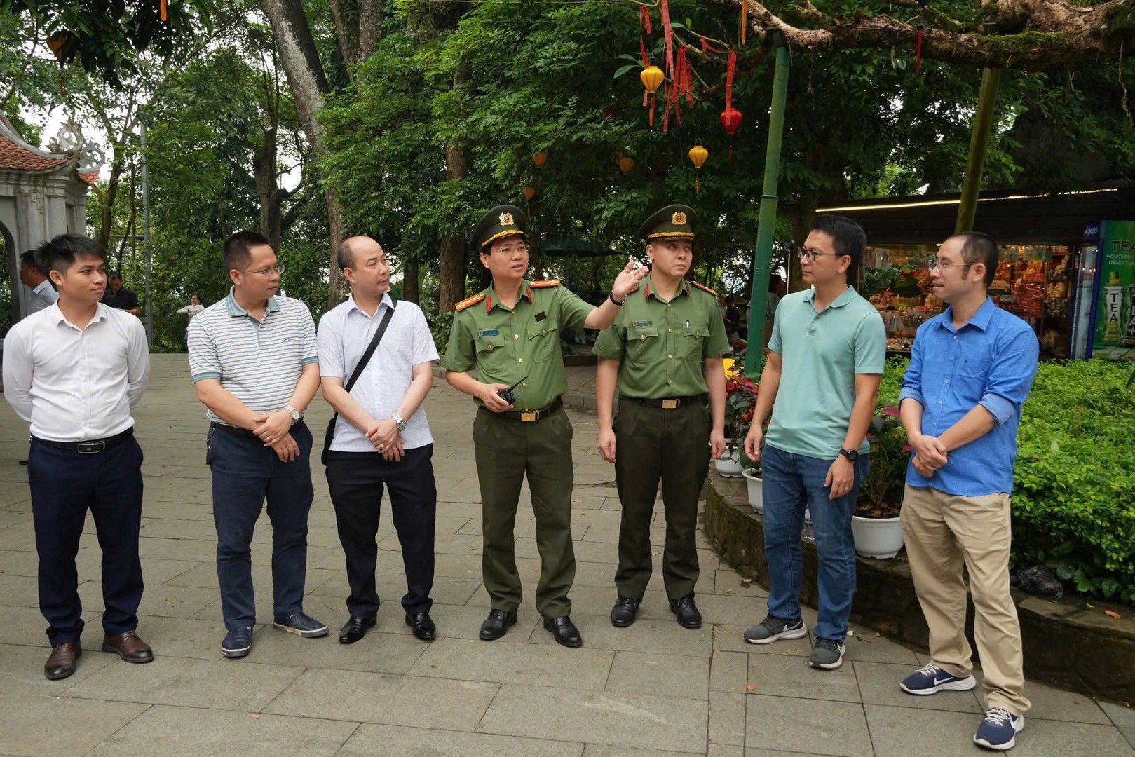 Lực lượng Công an hướng dẫn, tuyên truyền về công tác đảm bảo an ninh lễ hội.jpg