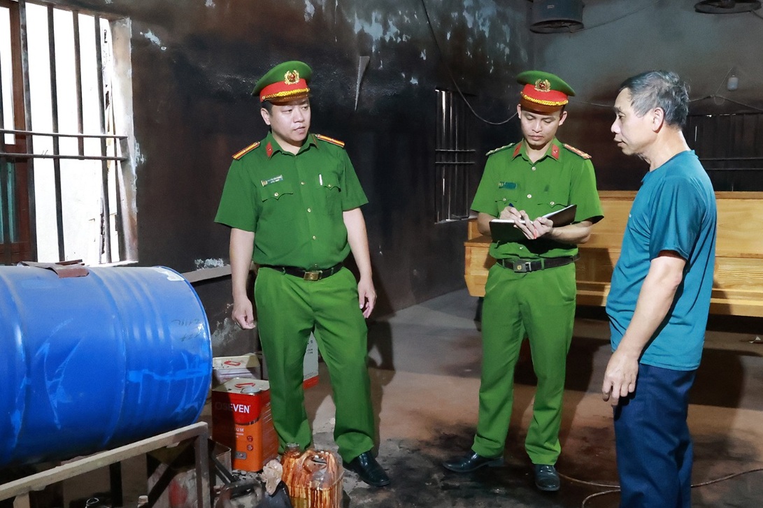 kiểm tra công tác PCCC tại xưởng mộc của gia đình ông Phan Đăng Tình, thôn Bình Định, xã Đức Thịnh.jpg