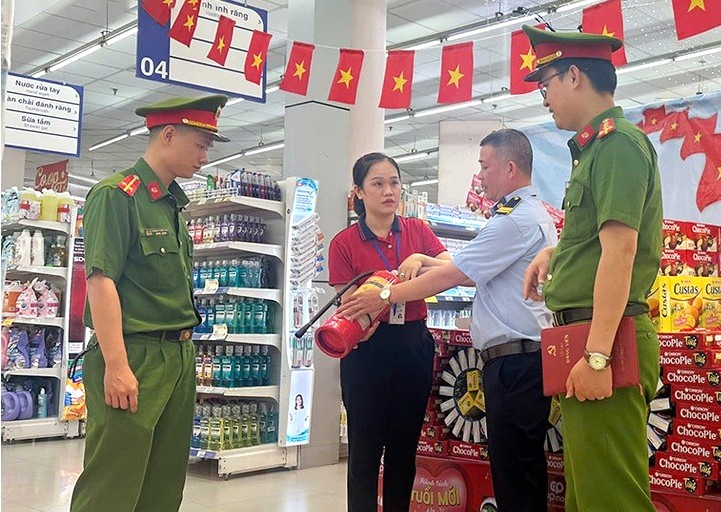 Các trung tâm thương mại chủ động phương án bố trí hàng hoá, bổ sung các thiết bị PCCC trong mùa cao điểm mua sắm..jpg