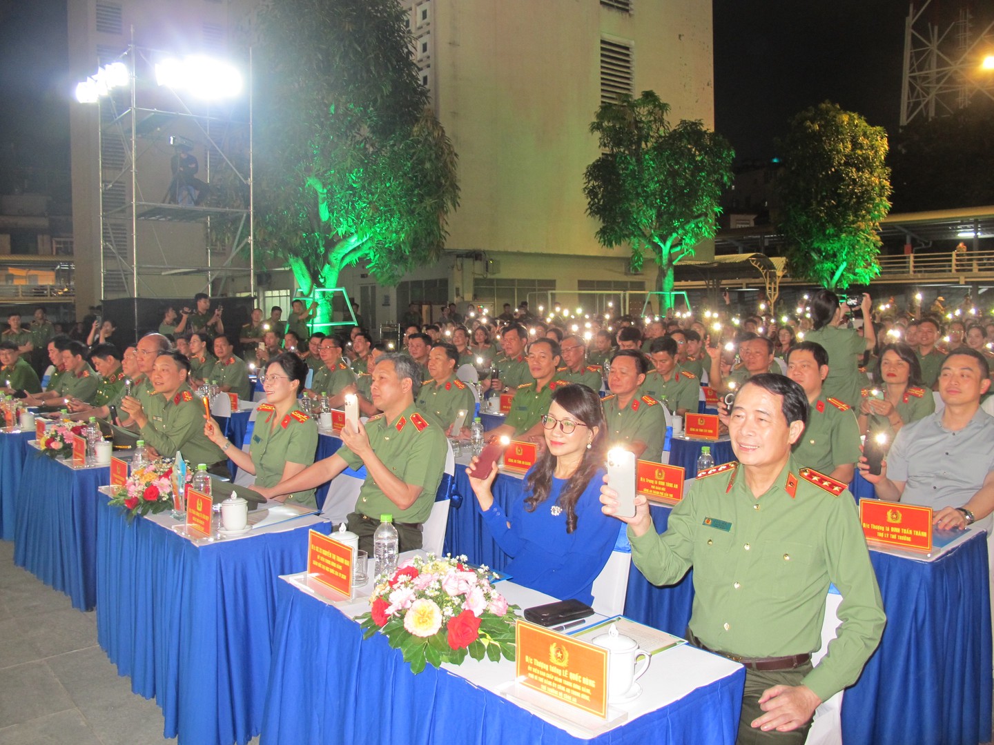 Các đại biểu bật đèn flash điện thoại để biểu đạt sự tích cực hưởng ứng cuộc thi.jpg