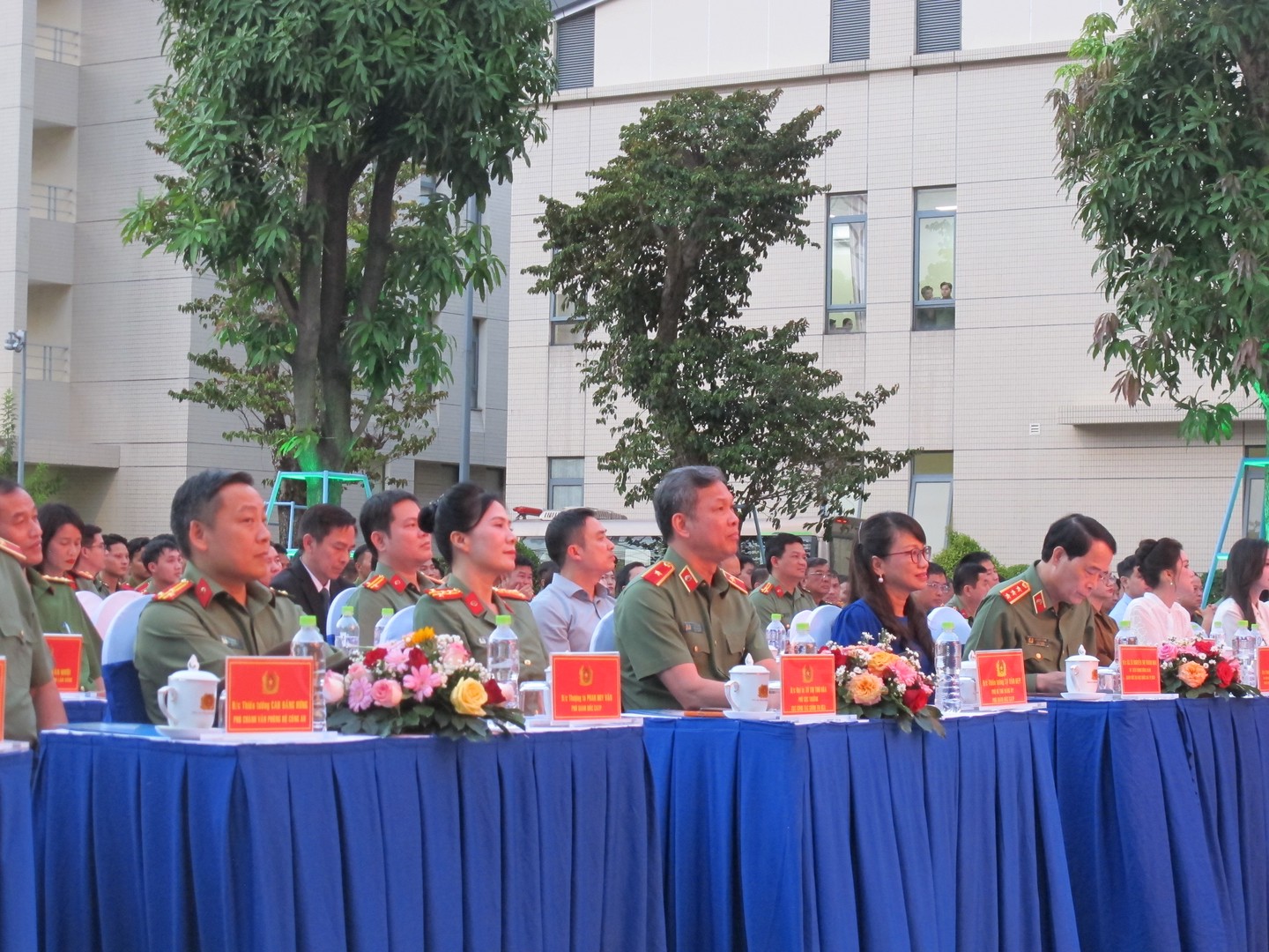 Các đồng chí lãnh đạo và đại biểu tham dự buổi lễ.jpg