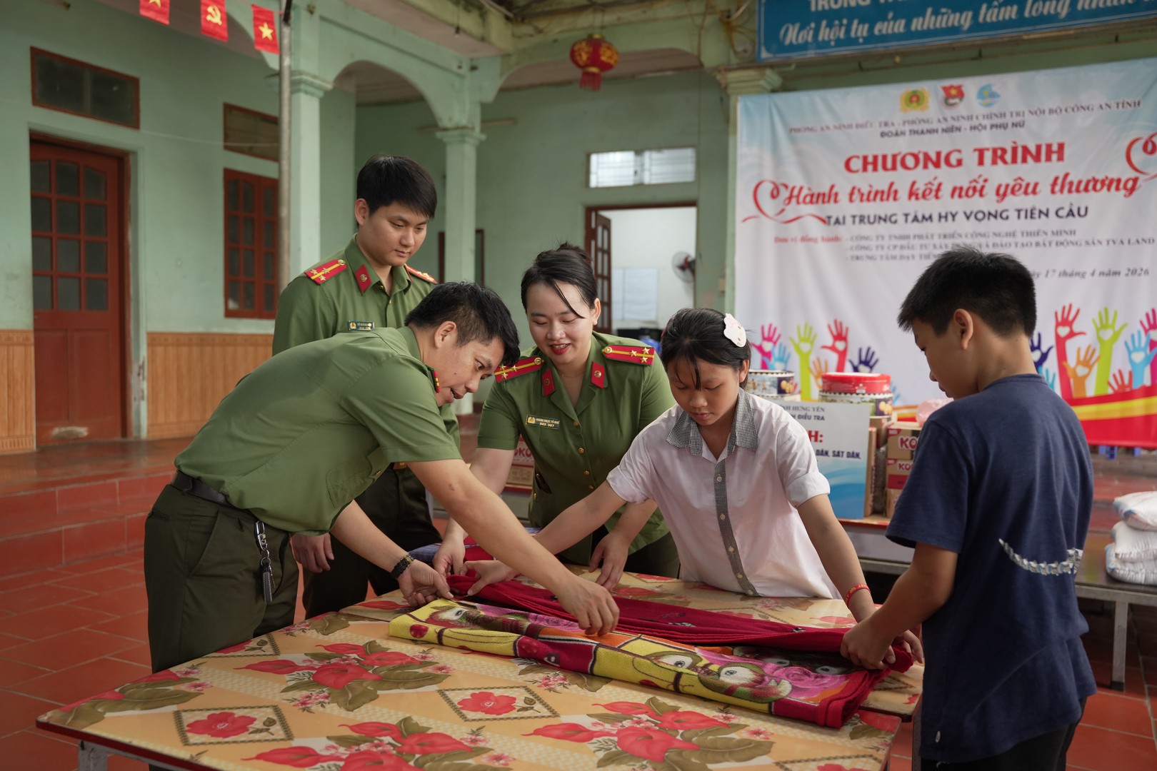 Cán bộ, chiến sĩ Phòng An ninh điều tra dạy các em cách gấp chăn màn theo Điều lệnh CAND.JPG