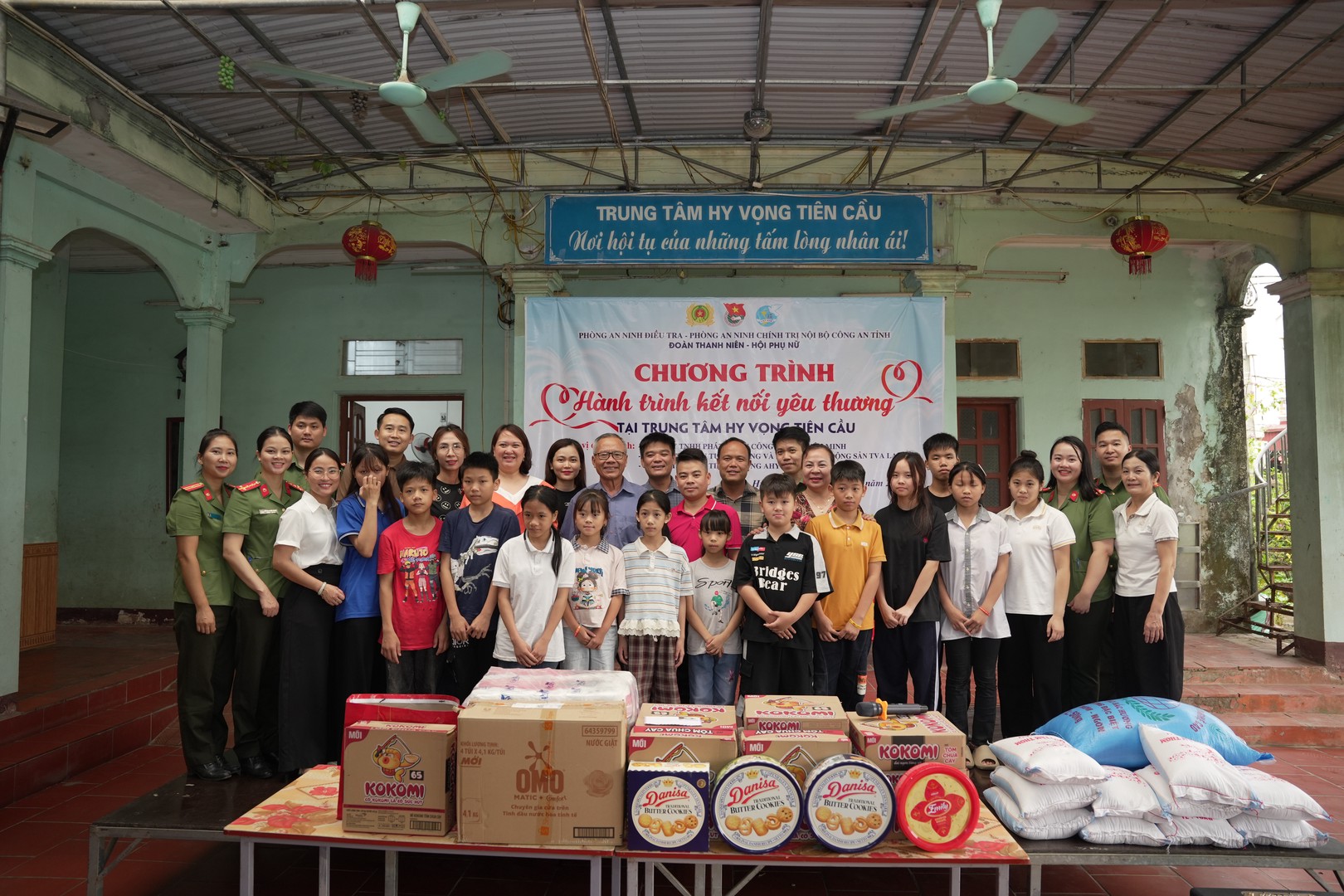 Các nhà Hảo tâm chụp trao quà cho các em nhỏ tại Trung tâm Hy vọng Tiên Cầu.JPG