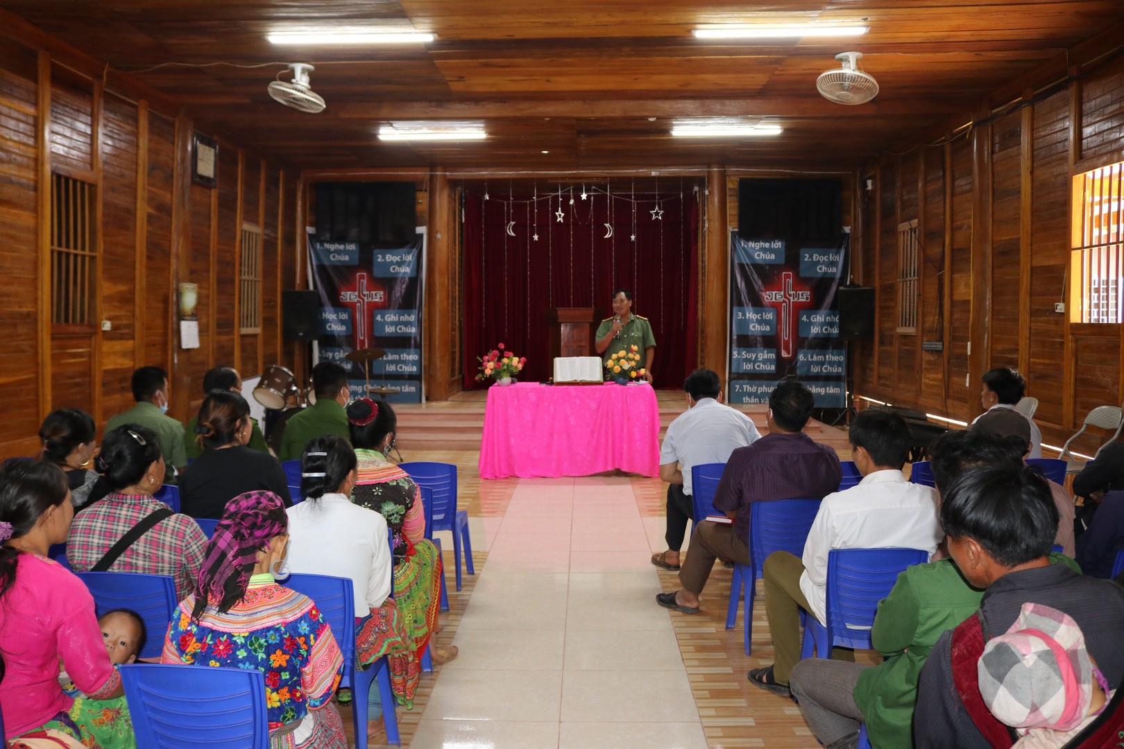 Lực lượng An ninh Công an huyện Nập Pồ tuyên truyền Luật tín ngưỡng, tôn giáo cho nhân dân trên địa bàn..JPG