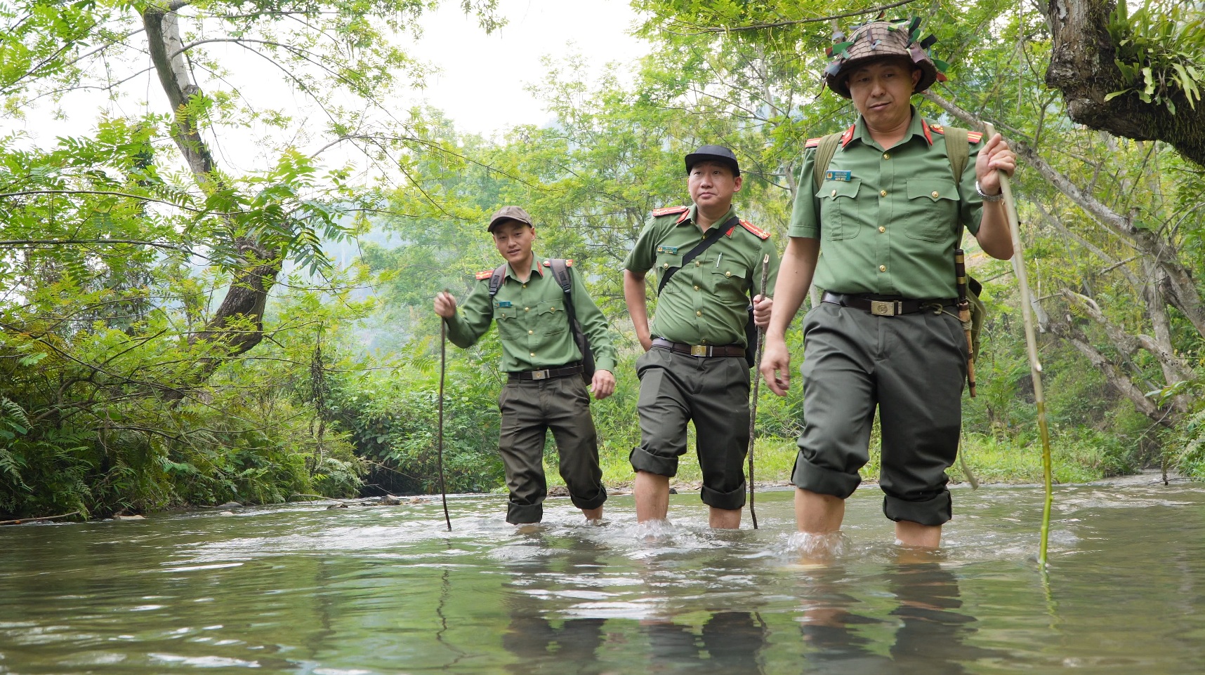 trên đường xuống cơ sở.jpg