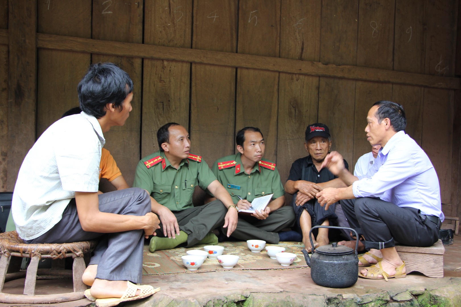 Nhân dân theo đạo tại xã Ma Thì Hồ huyện Mường Chà cung cấp thông tin về ANTT cho lực lượng Công an.JPG