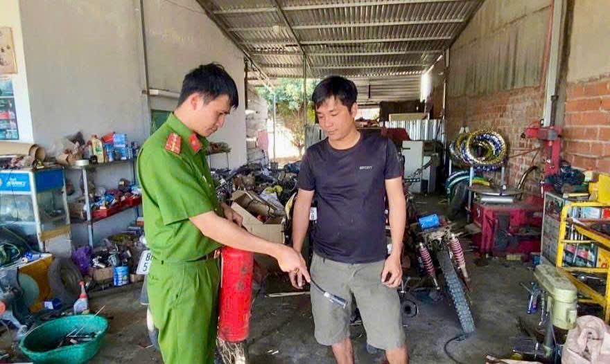 CONG AN XA PO TO KIEM TRA HO KINH DOAN.jpg