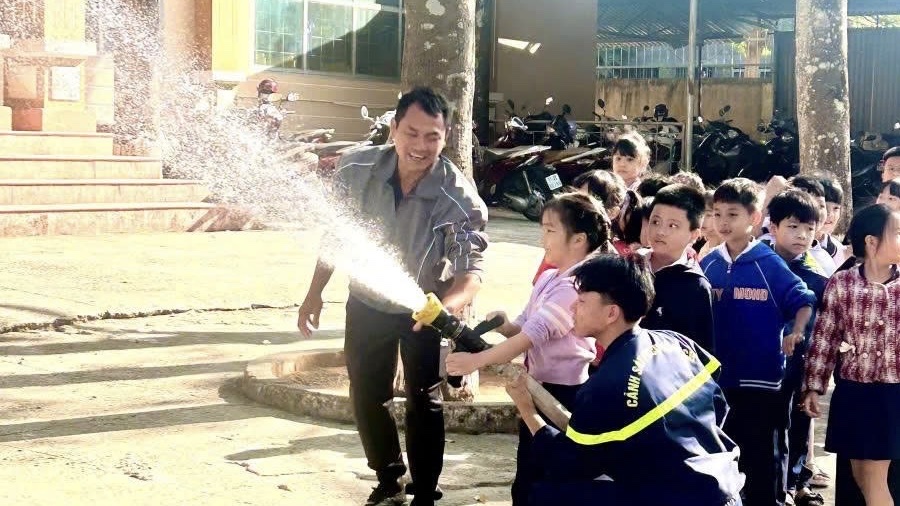 HUONG DAN HOC SINH TRAI NGHIEM PCCC.jpg