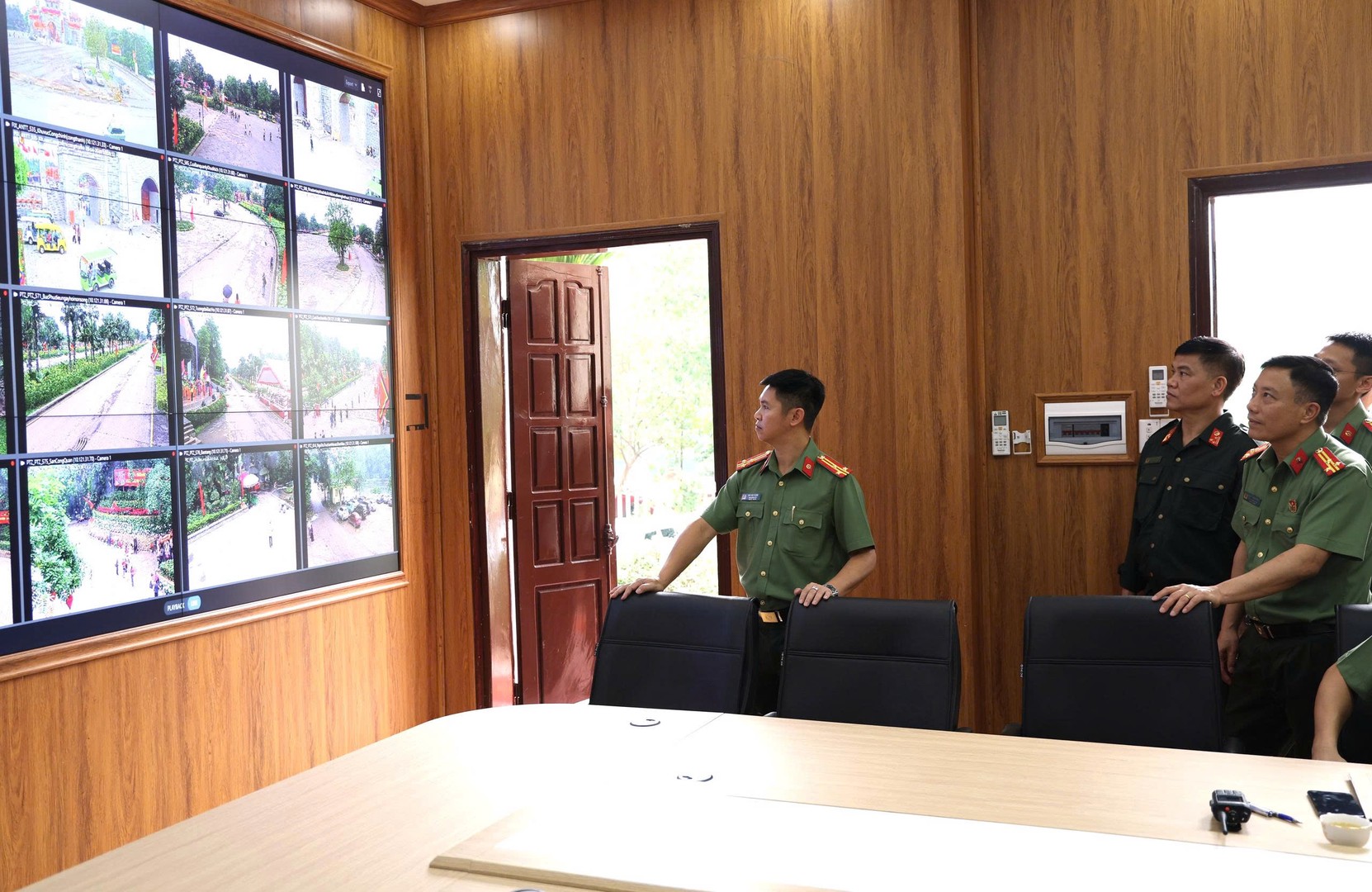 Đồng chí Thượng tá Bùi Việt Hùng, Phó Bí thư Đảng ủy, Phó Giám đốc Công an tỉnh kiểm tra màn hình Camera tại Trung tâm chỉ huy.jpg