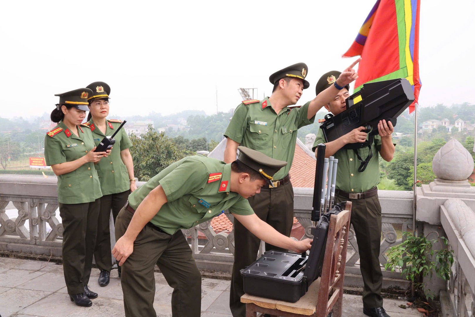 Lực lượng kỹ thuật nghiệp vụ rà soát, kiểm tra trang thiết bị phục vụ đảm bảo an ninh, an toàn Lễ hội.jpg