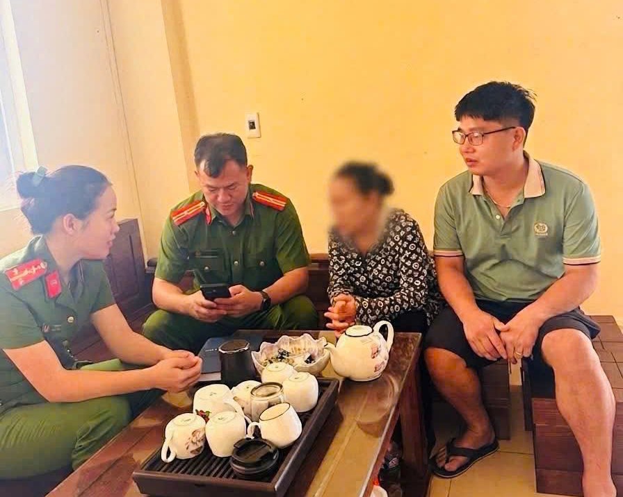 ông an phường Sông Trí phân tích, giải thích về các thủ đoạn lừa đảo qua mạng cho bà H.T.V..jpg