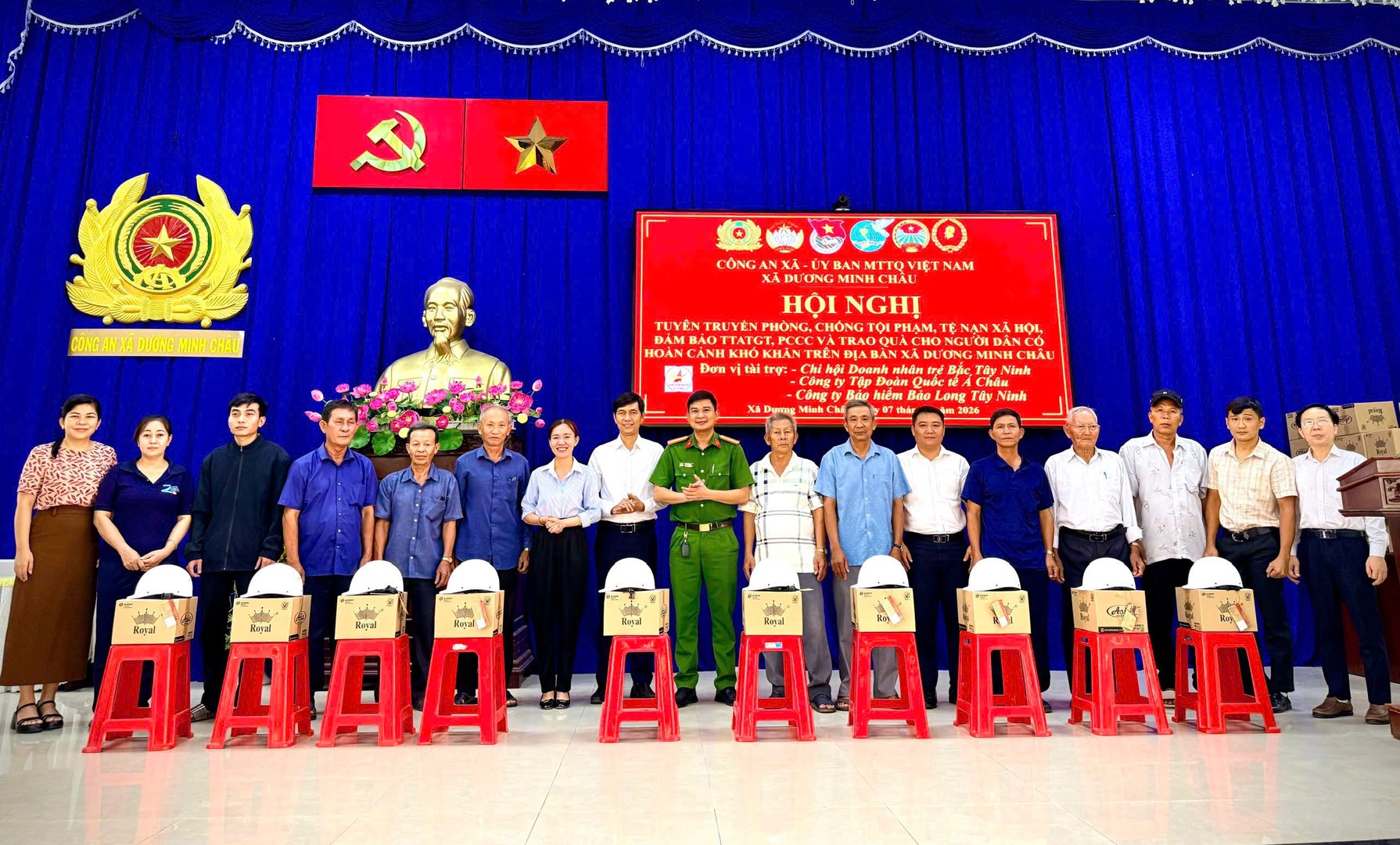 2. Công an xã Dương Minh Châu phối hợp nhà tài trợ tặng quà cho người dân trong một buổi tuyên truyền pháp luật.jpg