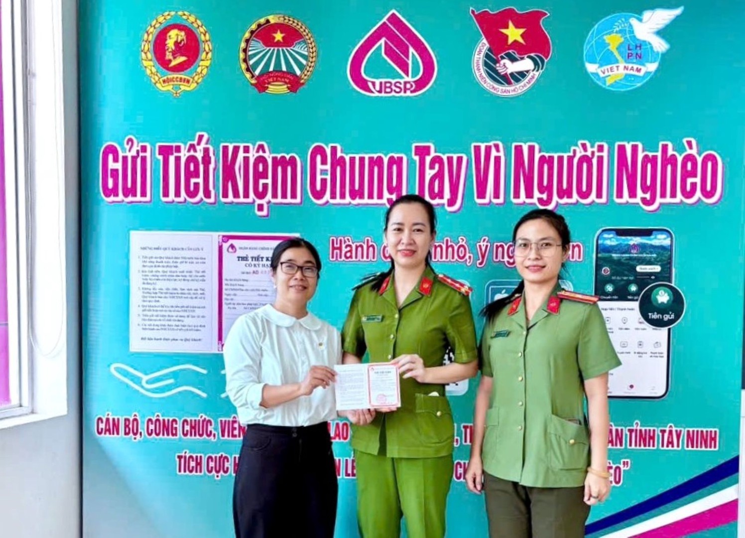 1 Công an phường Tân Ninh tích cực tham gia phong trào “Tuần lễ gửi tiết kiệm - Chung tay vì người nghèo”..jpg