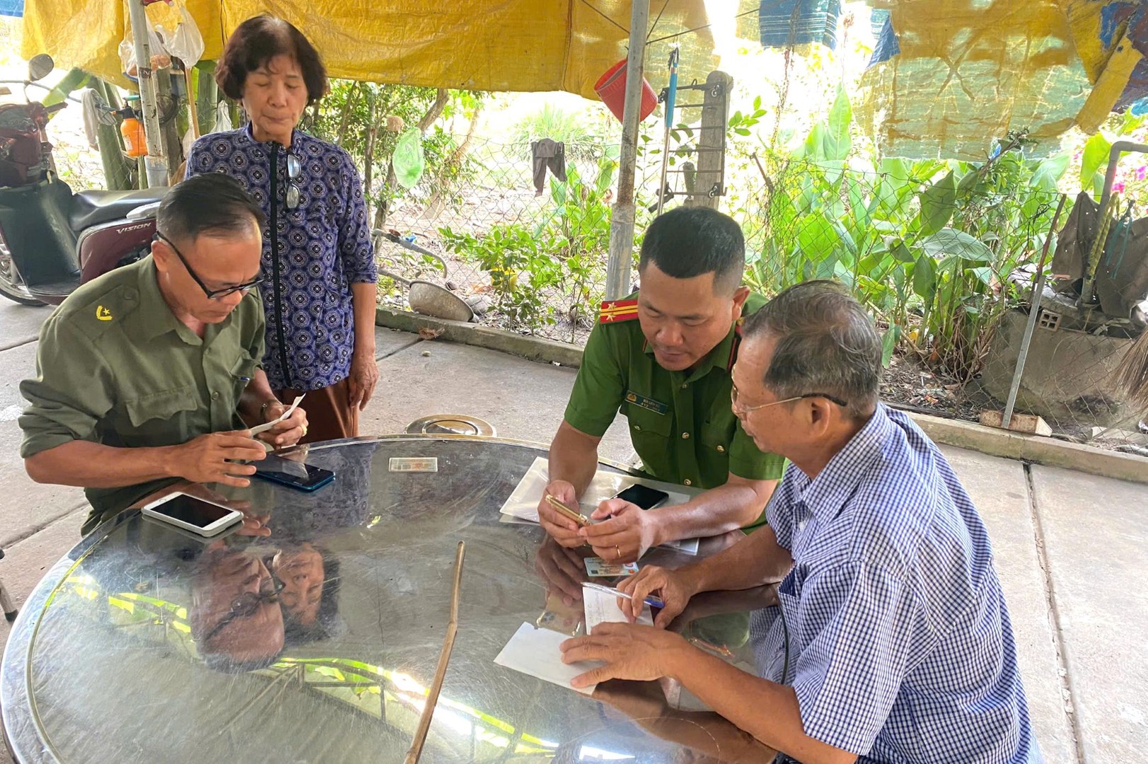 3. Công an xã Châu Thành hỗ trợ người dân kích hoạt tài khoản định danh điện tử.jpg