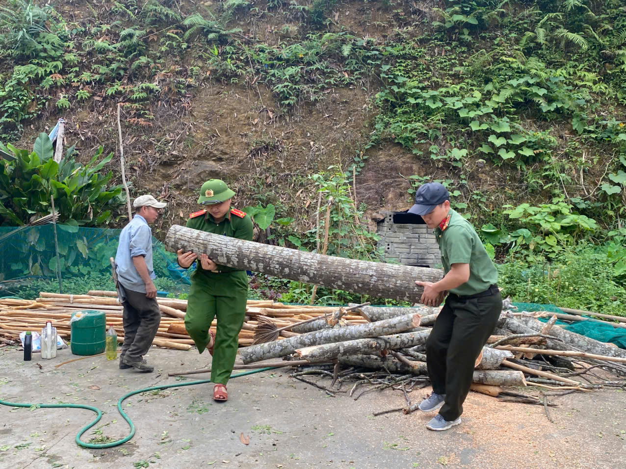 Công an xã Phong Dụ Thượng khẩn trương có mặt tại hiên trường hỗ trợ người dân khắc phục hậu quả mưa dông.jpg