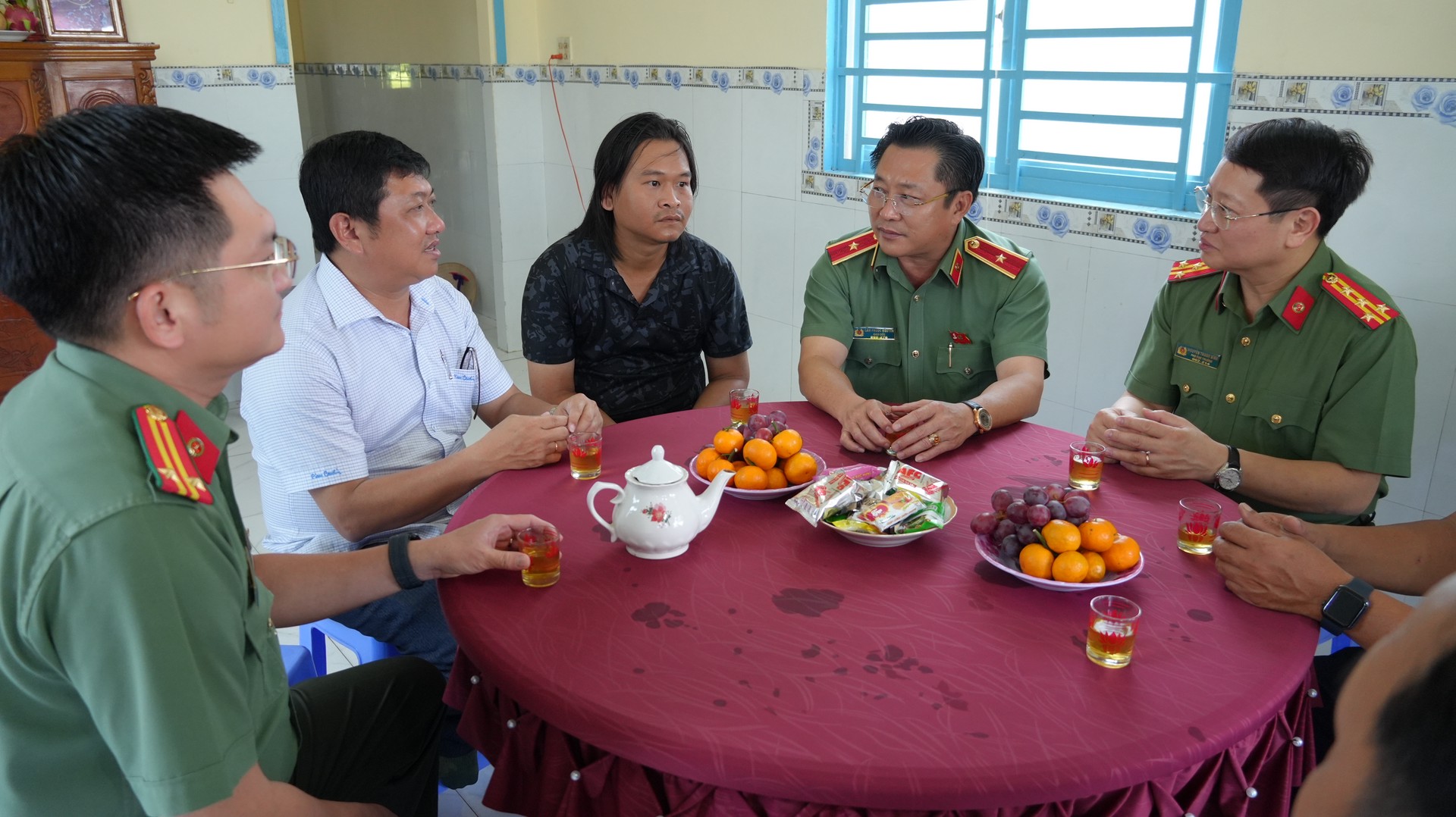 Đoàn ân cần thăm hỏi gia đình đồng chí Phạm Văn Mịch. Ảnh Trọng Tín.JPG