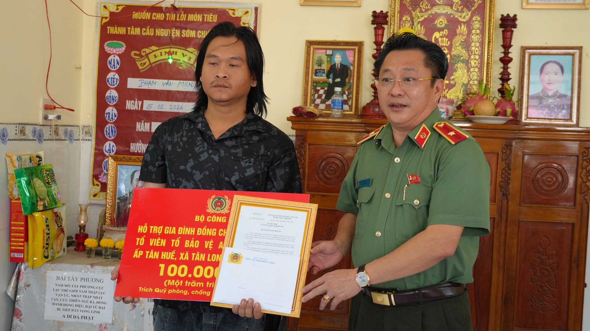 Thiếu tướng Lâm Phước Nguyên, Ủy viên Ban Thường vụ Tỉnh ủy, Giám đốc Công an tỉnh Đồng Tháp trao tiền hỗ trợ gia đình đồng chí Phạm Văn Mịch. Ảnh Trọng  Tín.JPG