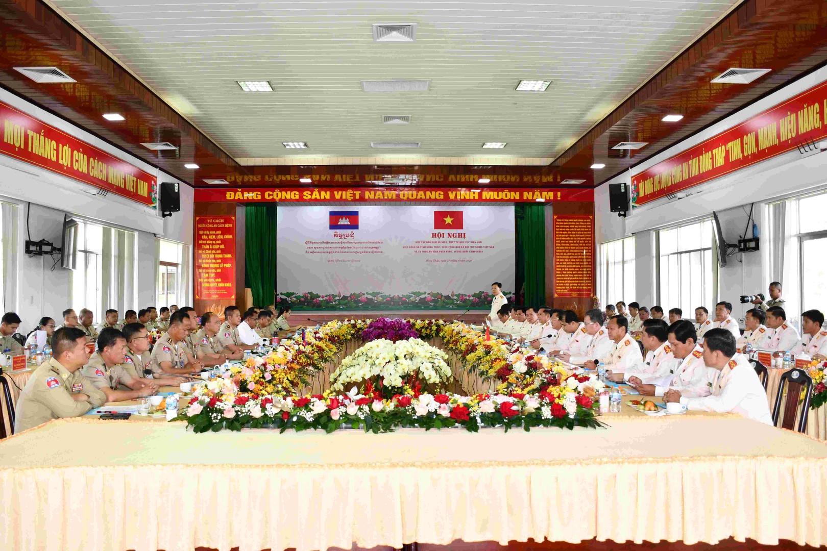 Hội nghị hợp tác bảo đảm an ninh, trật tự khu vực biên giới giữa Công an tỉnh Đồng Tháp và Ty Công an tỉnh Prey Veng, Vương quốc Campuchia.  Ảnh Thanh Việt.JPG