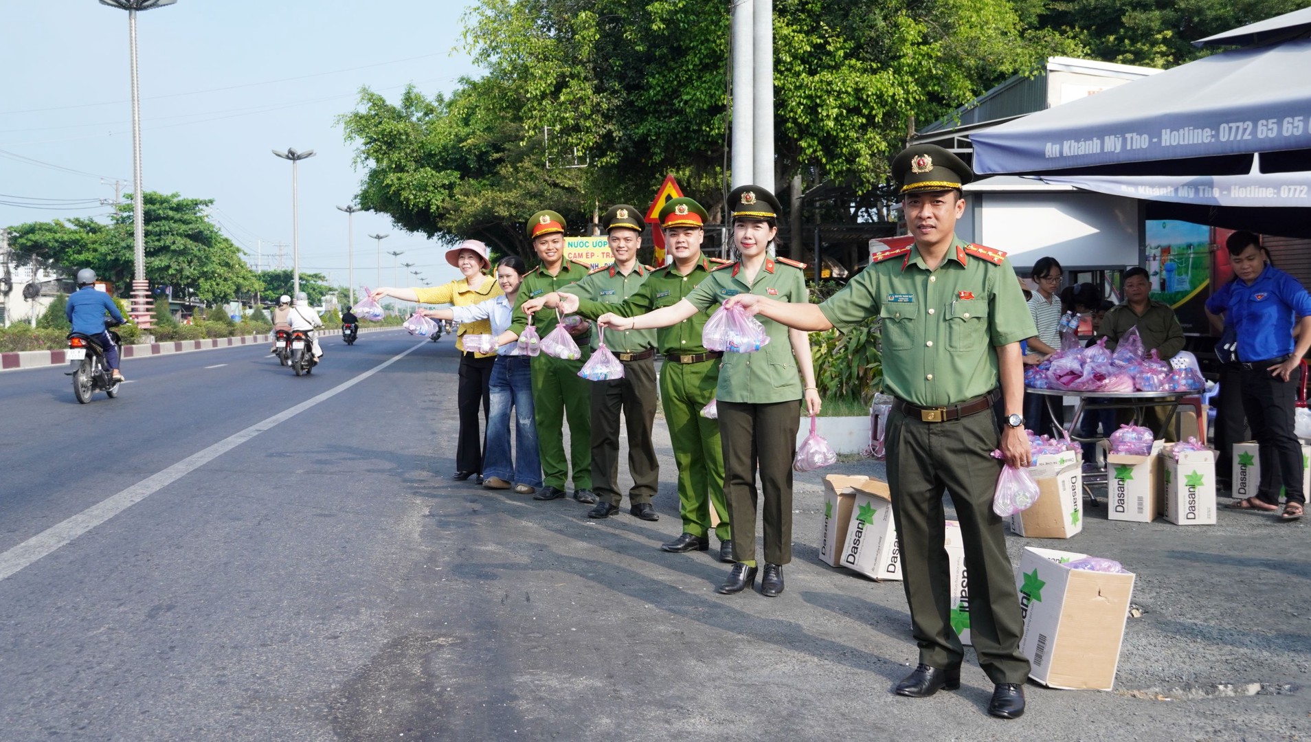 Chương trình Trạm dừng chân nghĩa tình  tại phường Trung An. Ảnh Duy Phương.JPG