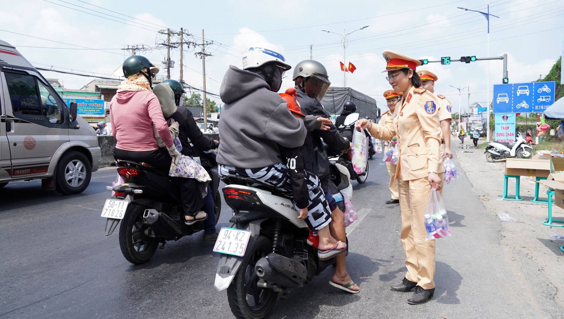 Chương trình Trạm dừng chân nghĩa tình  tại xã Mỹ Đức Tây. Ảnh Duy Phương.JPG