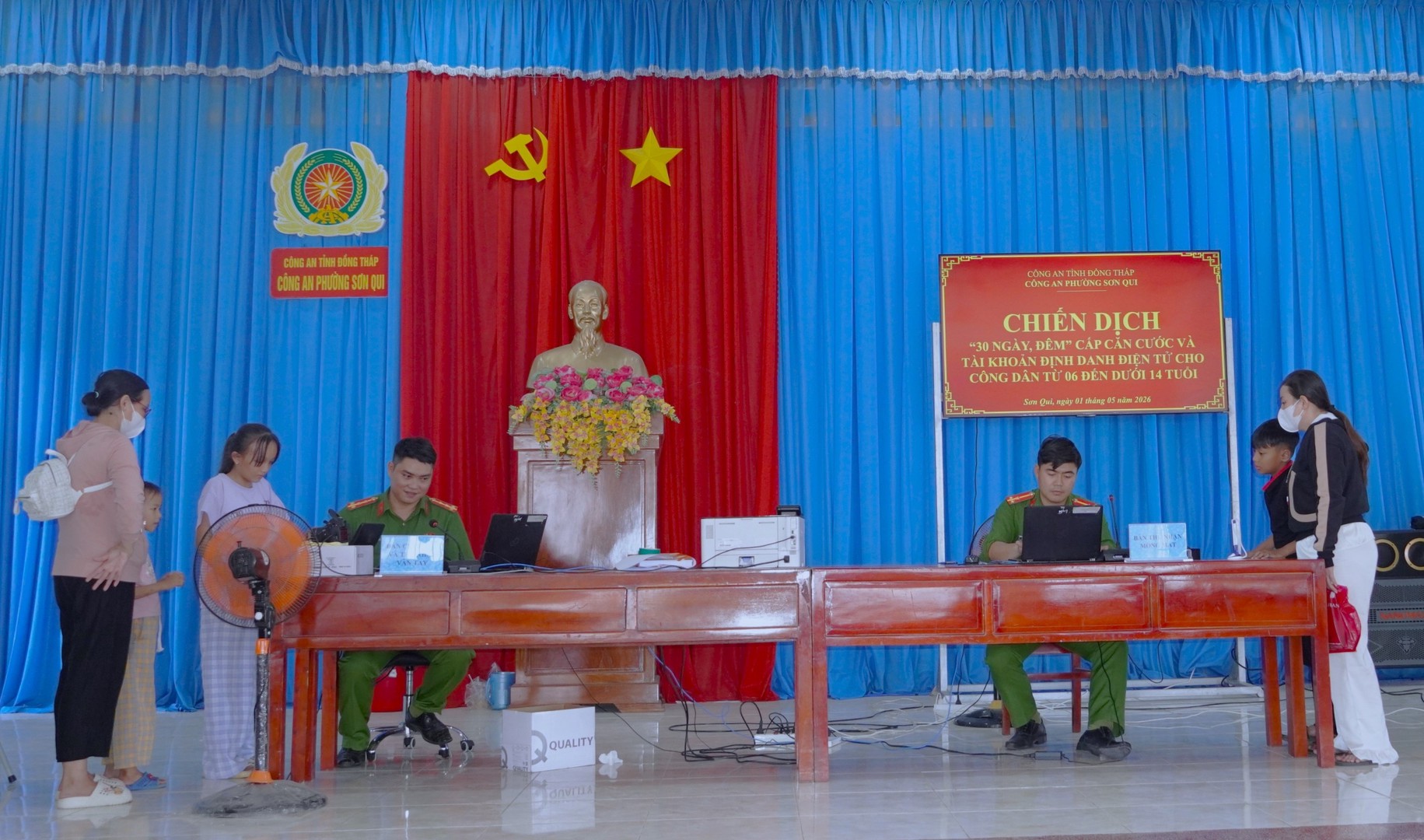 Cấp căn cước và định danh điện tử mức độ 2 cho trẻ từ đủ 06 tuổi đến dưới 14 tuổi tại phường Sơn Qui vào ngày Lễ 01-5-2026. Ảnh Duy Phương.JPG