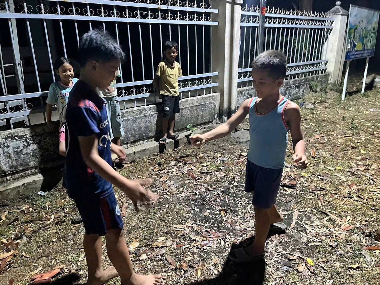 TRE CON VUI CHOI O THON BON THAM.jpg