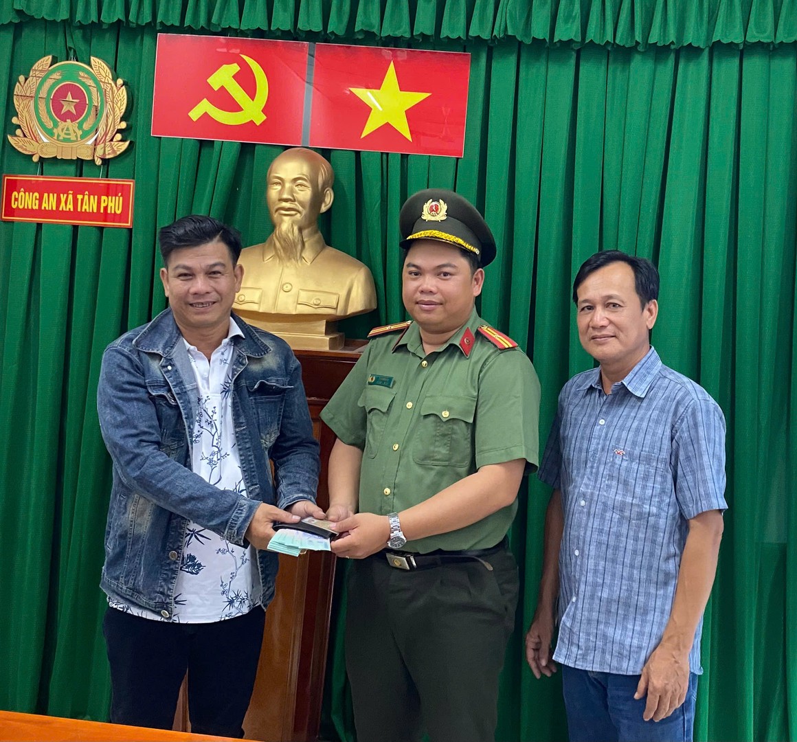 anh trả tai san.jpg