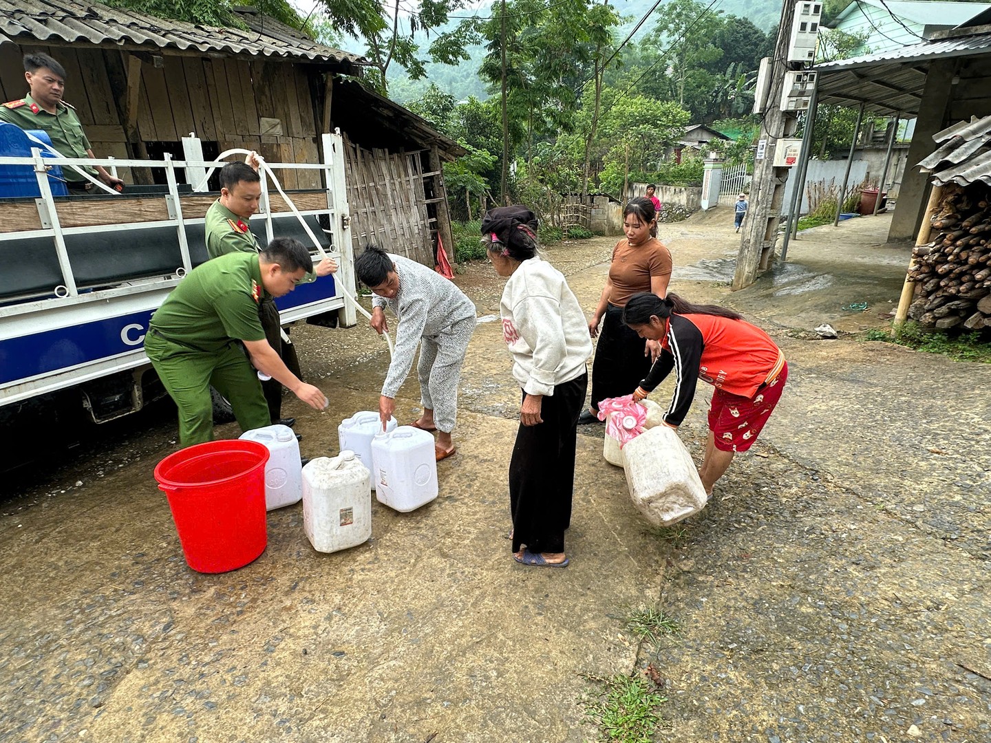 Những can nước sạch của Công an xã Mường Bo đã giúp nhân dân vượt qua được cơn khát nước.jpg