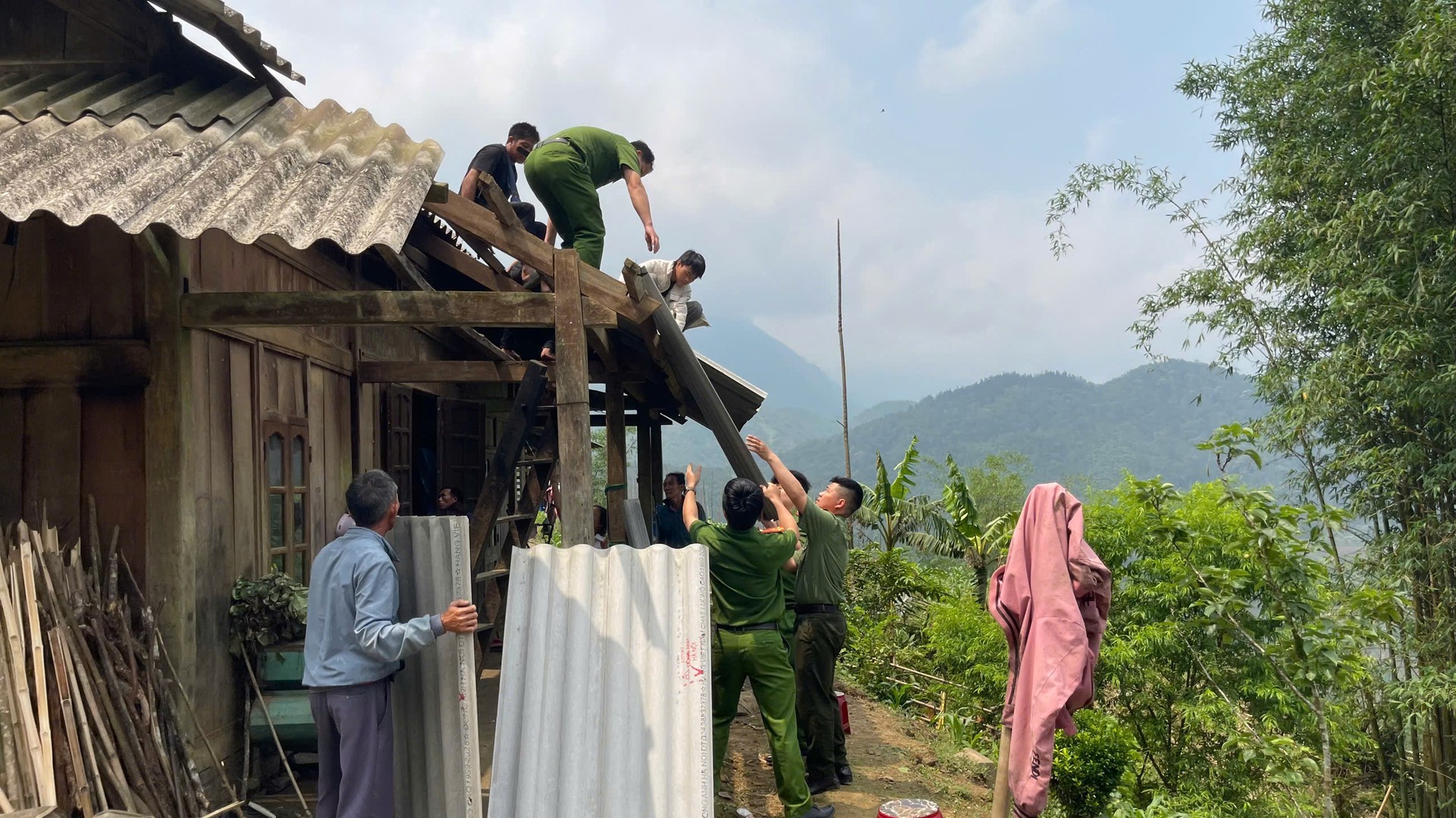 Những mái nhà đã nhanh chóng được thay thế sau cơn mưa đá, giúp nhân dân ổn định cuộc sống..jpg