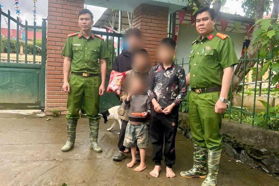 Bàn giao 3 em nhỏ cho gia đình quản lý, giáo dục.jpg