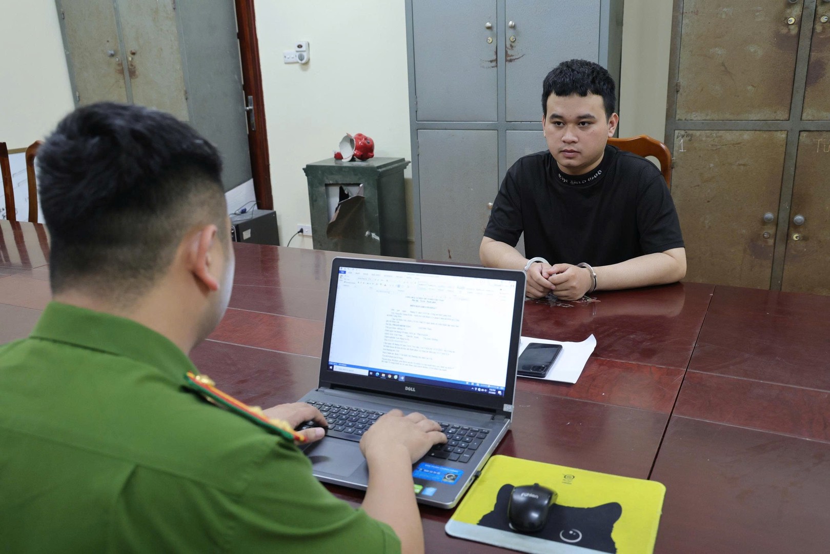 Ảnh 3. Cơ quan điều tra lấy lời khai đối tượng Phạm Minh Tân.jpg