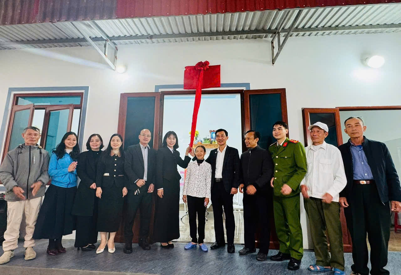 Anh khánh thành nhà cho bà Thấm.jpg