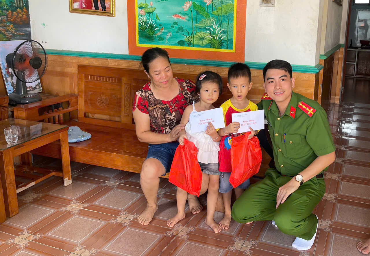 tặng quà trẻ em có hoàn cảnh khó khăn.jpg