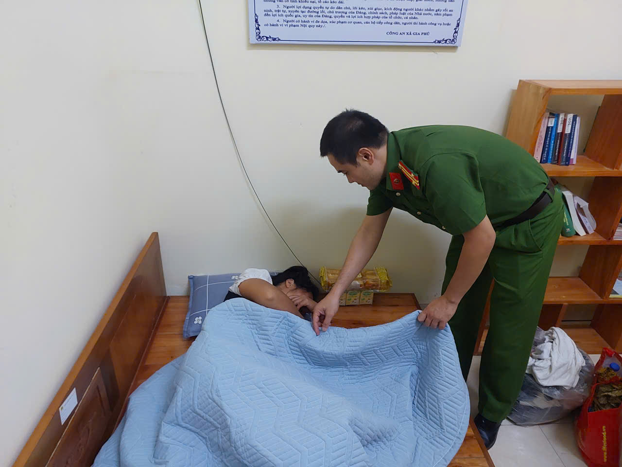 Chị Soi được đưa về trụ sở Công an xã Gia Phú nghỉ ngơi chờ liên hệ với gia đình.jpg