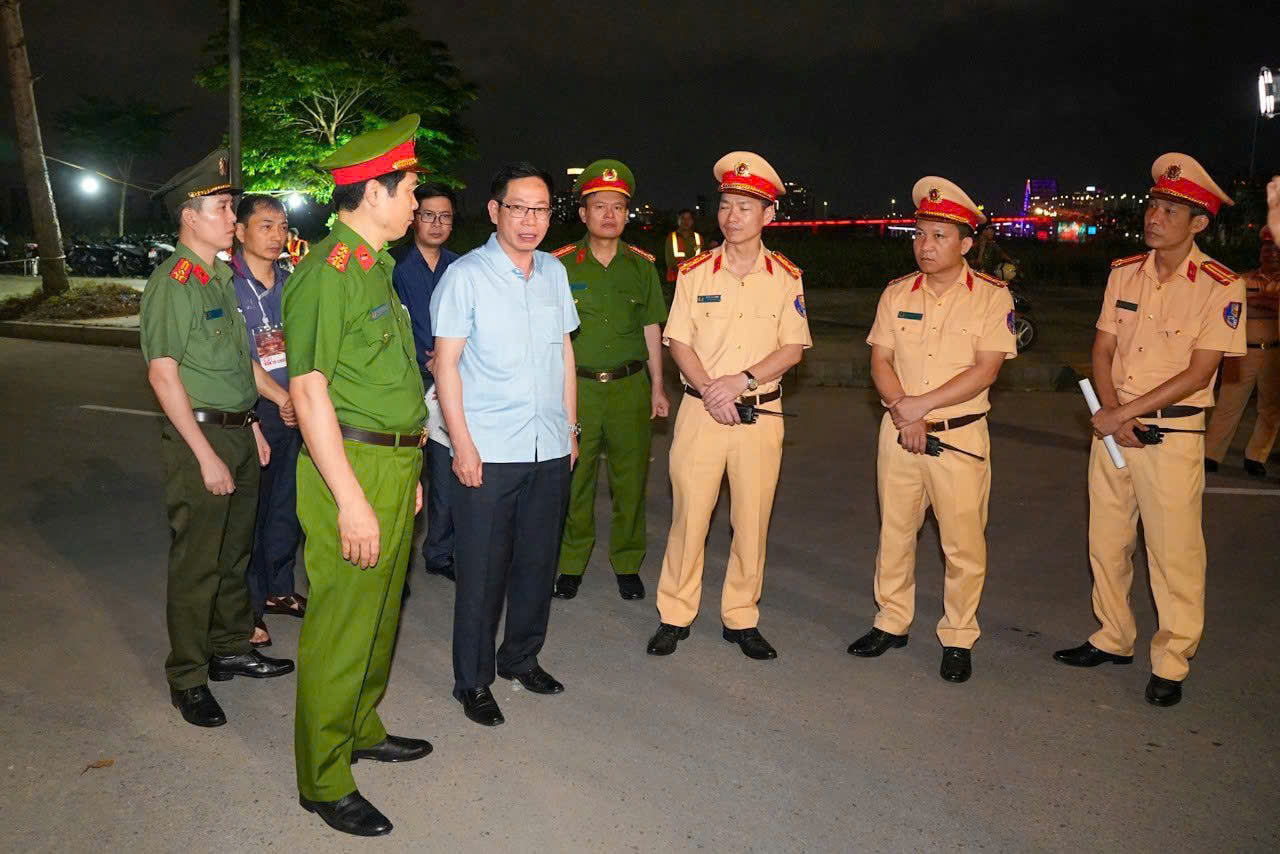 Lãnh đạo UBND thành phố và CATP kiêm tra công tác bảo đảm ANTT lễ hội.jpg