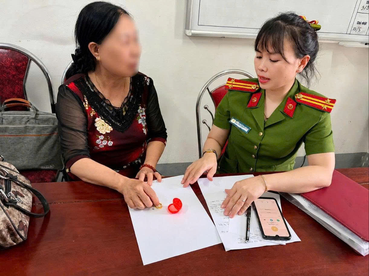 Hình ảnh cán bộ công an phường trực tiếp động viên giải thích với bà N.T.C.__cbda4a11d8.jpg