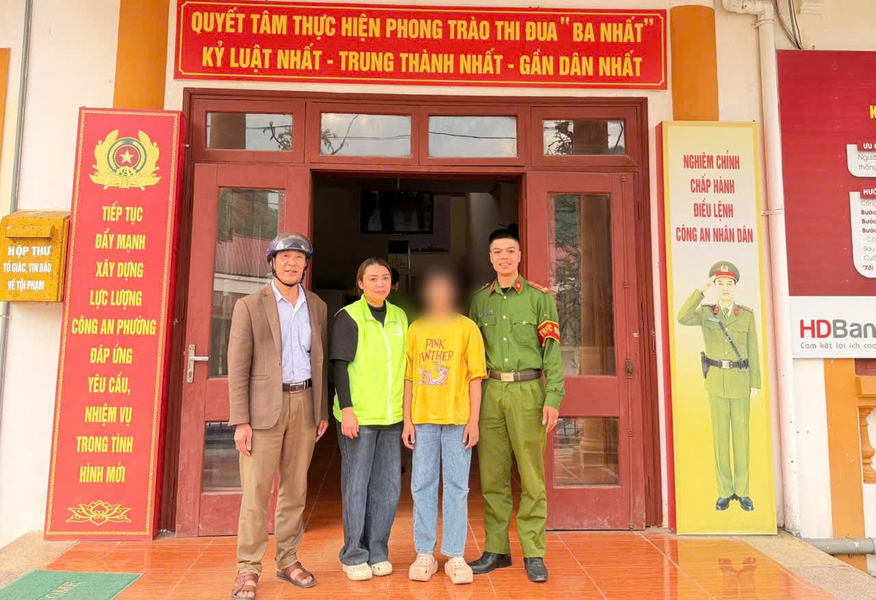 Công an phường Sa Pa bàn giao cháu T cho gia đình.jpg