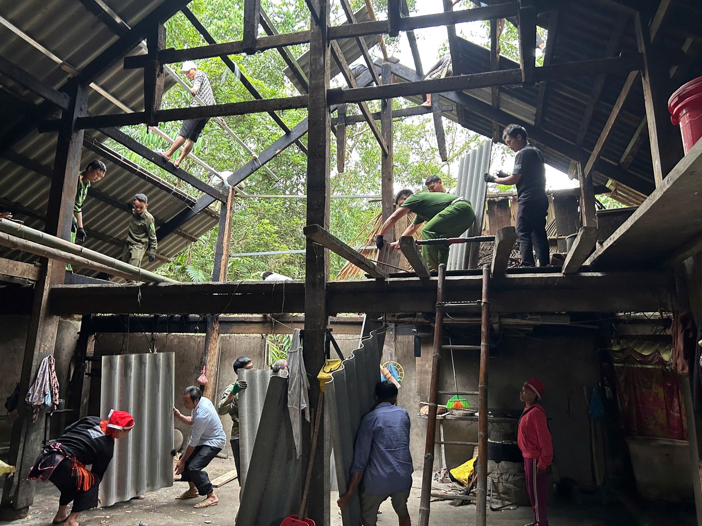 Nhờ sự đồng lòng của lực lượng Công an xã, chính quyền địa phương và nhân dân, ngôi nhà của ông Bảo nhanh chóng được sửa chữa.jpg