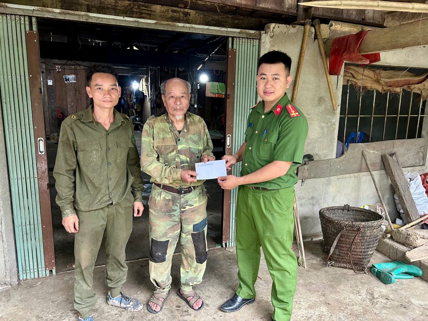Chi đoàn Công an xã Khánh Yên hỗ trợ gia đình ông Bảo kinh phí khắc phục hậu quả thiên tai.jpg